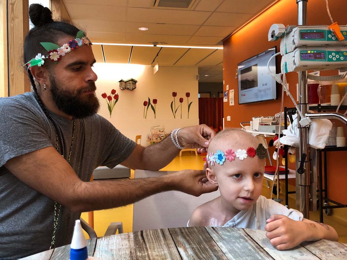 Simon Lingmerth från Pysselbyrån sätter en krans på Elis huvud