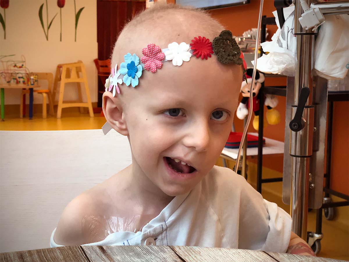 Elis skrattar när kransen väl sitter på plats