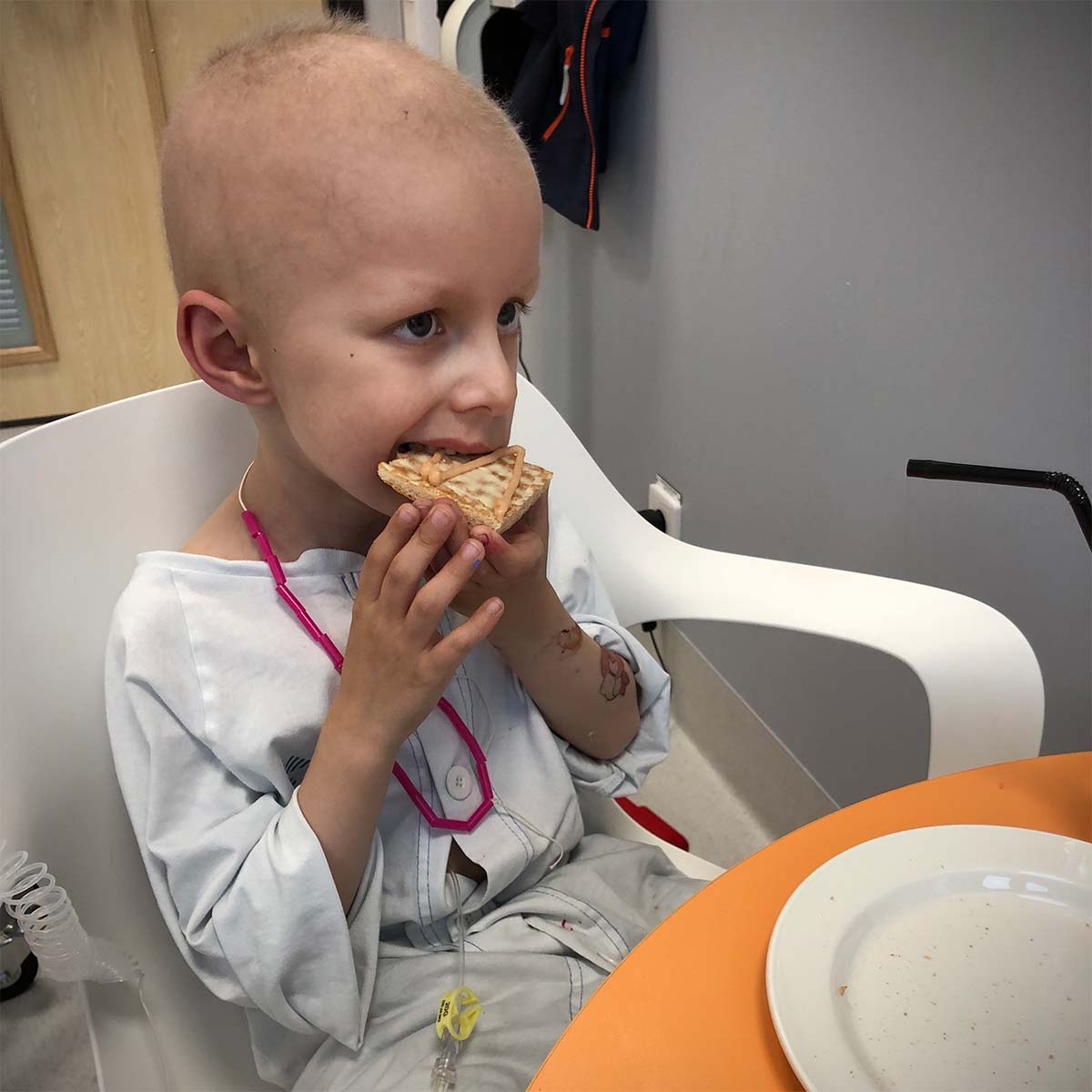 Elis äter knäckebröd på sitt rum på avdelning 12