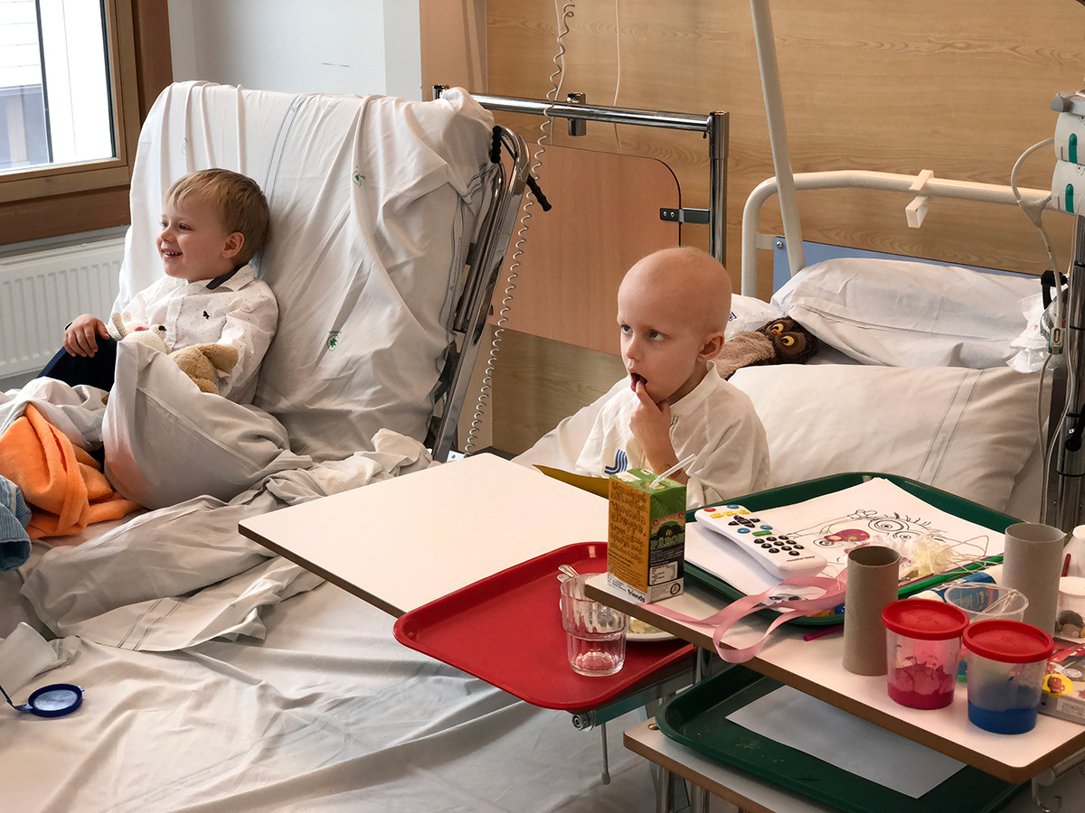 Folke och Elis ser på tv inne på Elis rum på barnonkologen.