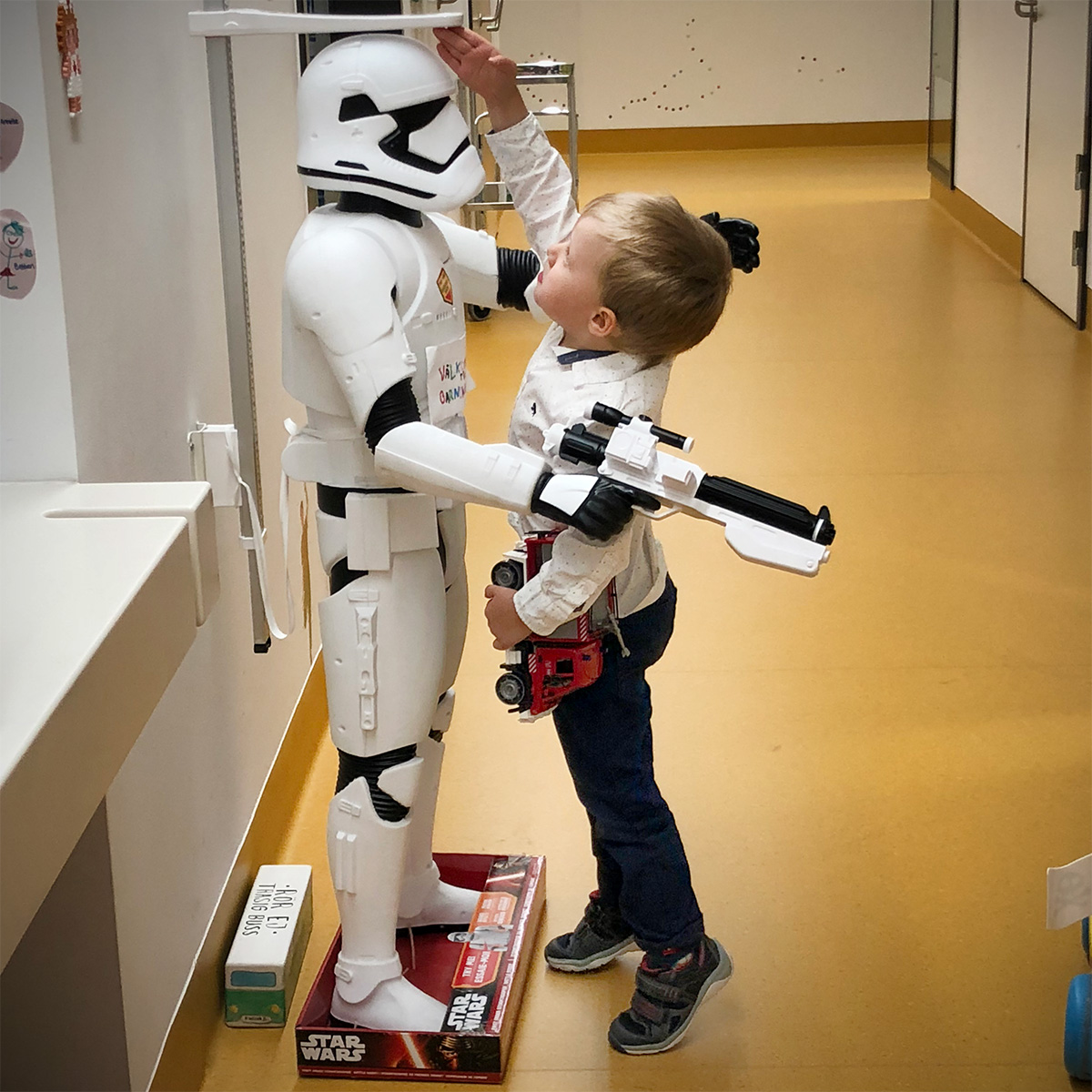 Folke leker med en stor Stormtrooper-docka vid barnonkologens reception