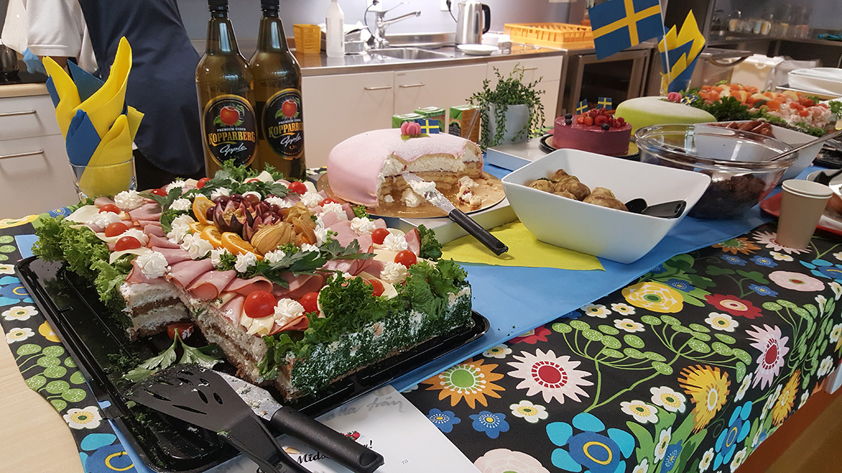 Midsommarmat i köket på barnonkologen
