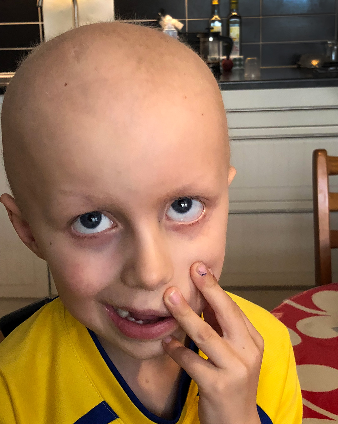 Elis gör miner i sin svenska fotbollströja