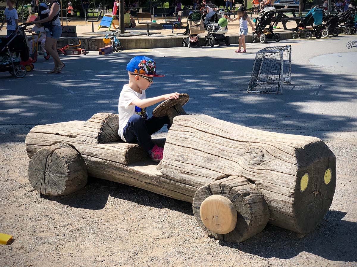 Elis kör en timmerstocksbil i Vasaparken