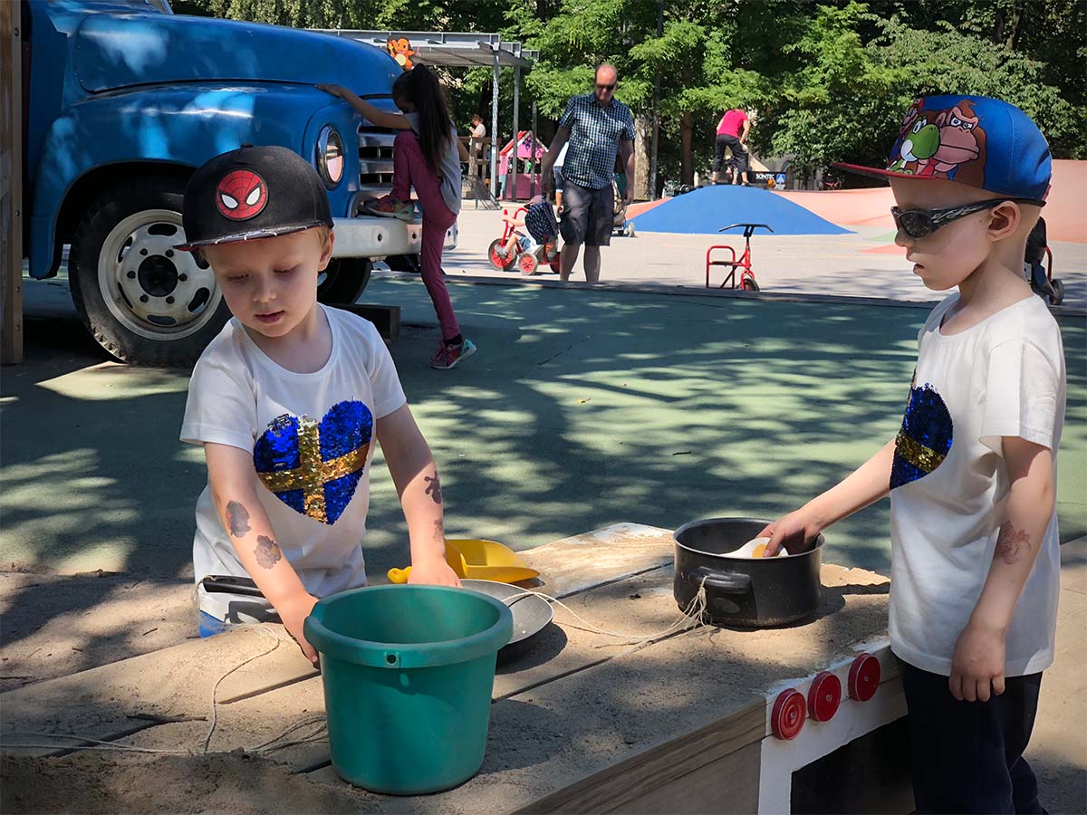 Folke och Elis leker i Vasaparken