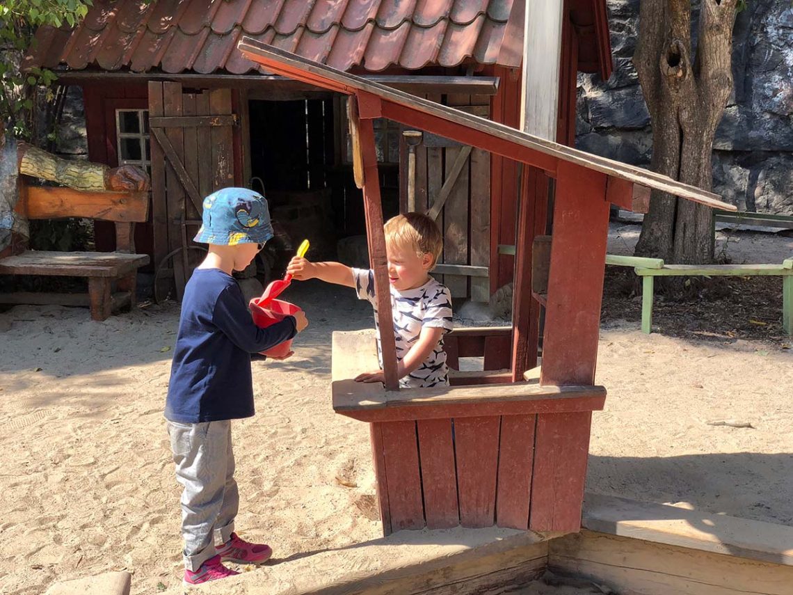 Elis och Folke leker i Bryggartäppans lekpark på Söder
