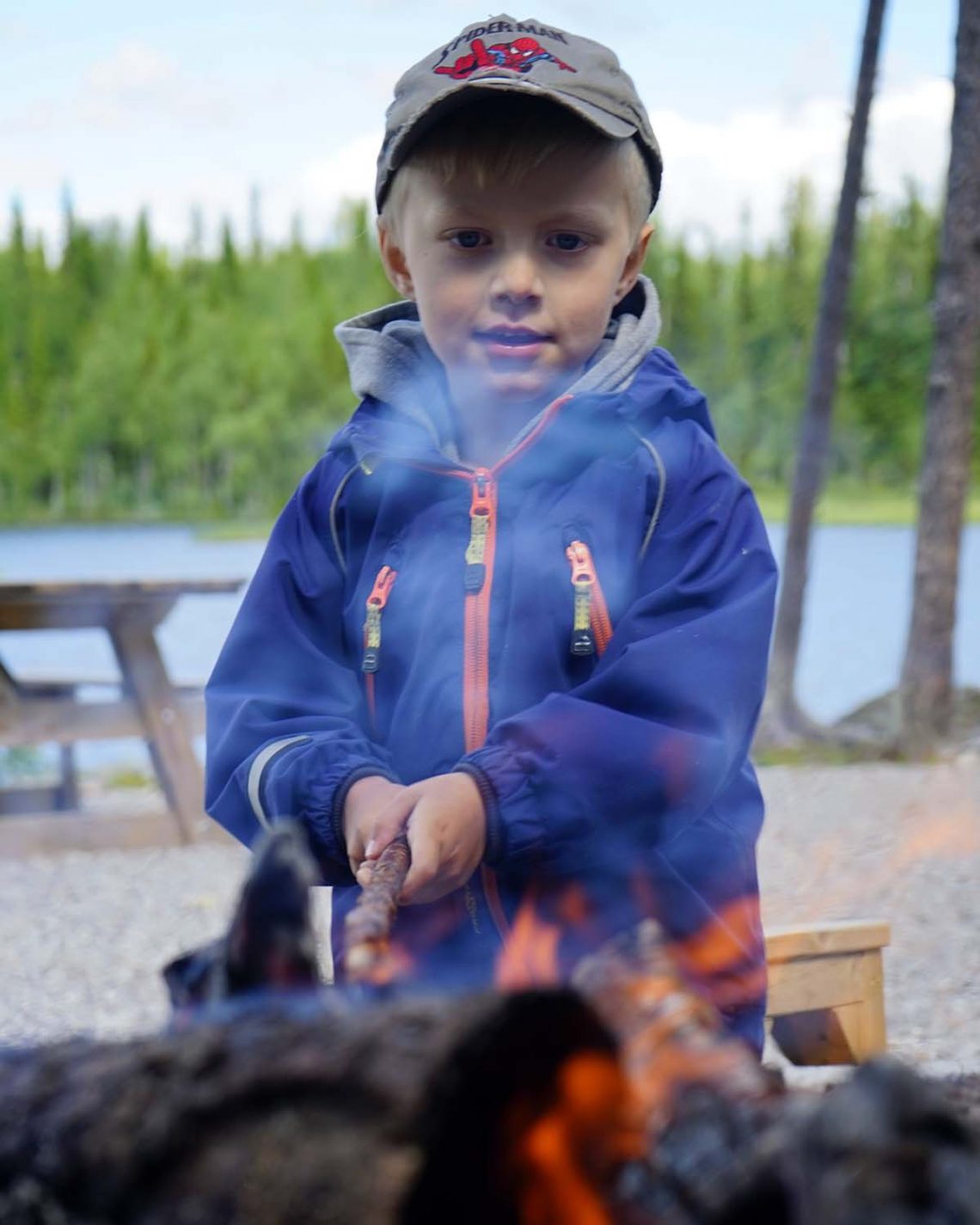 Juli 2017: Elis Wikmark leker med en pinne och en lägereld