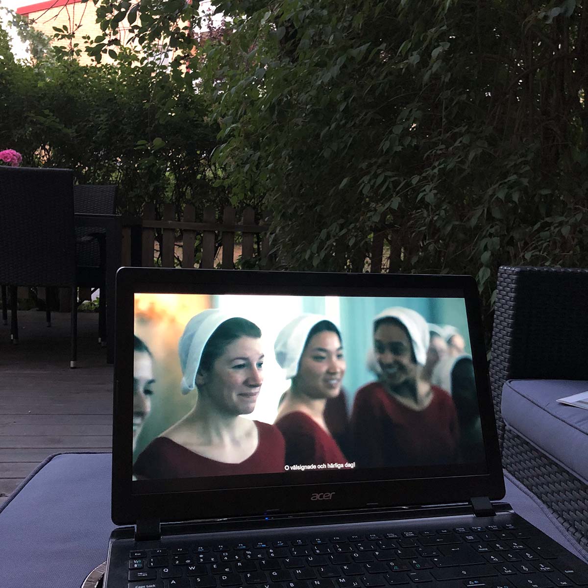Varm sommarkväll och en streamad serie i soffan på uteplatsen
