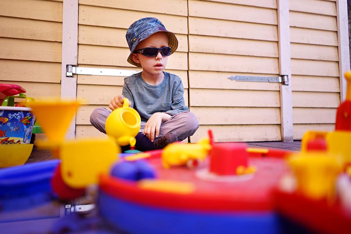 Elis leker på uteplatsen