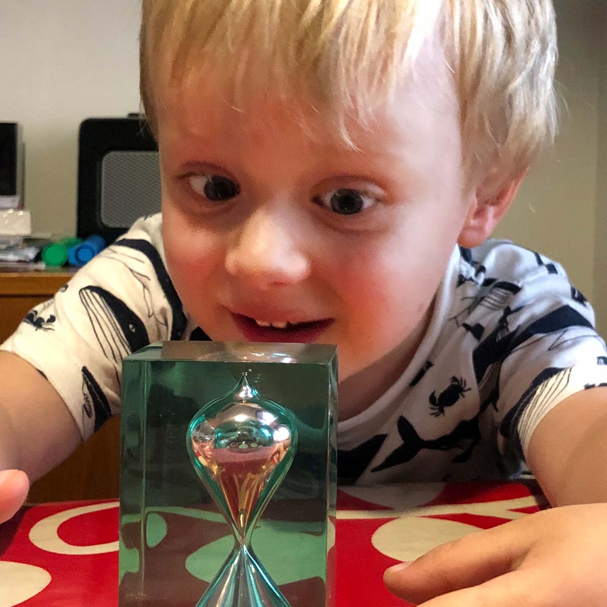 Folke stirrar hänfört på sin gåva från farmor