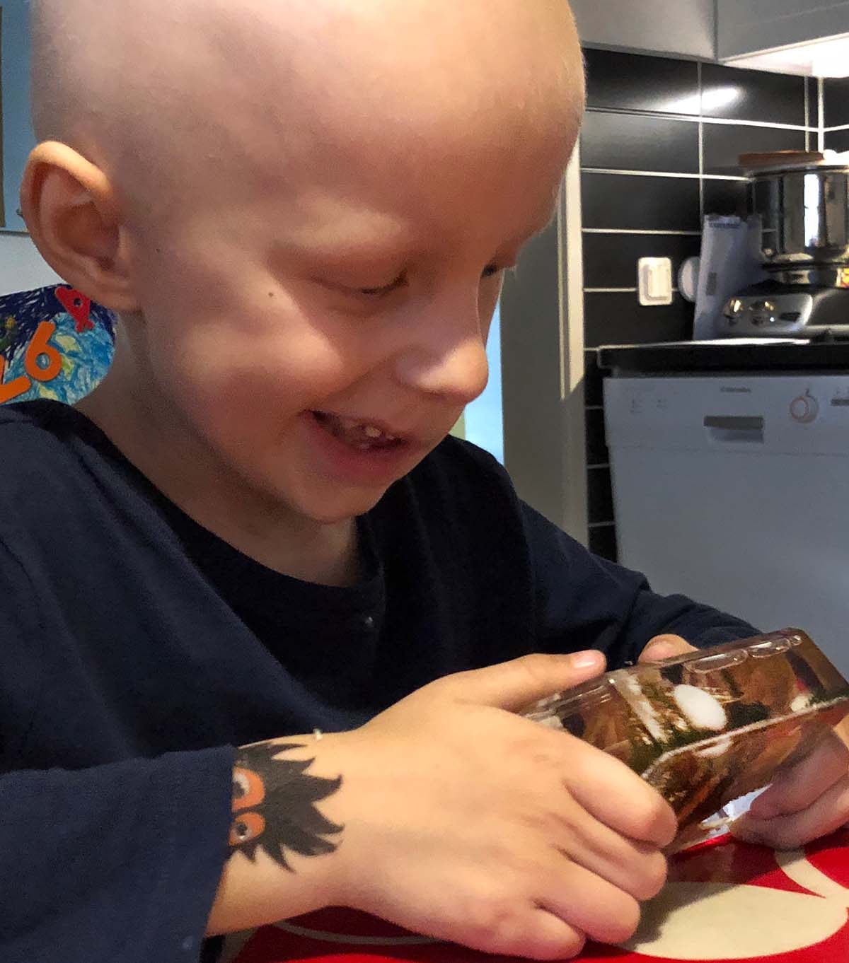 Elis har fått en souvenir från Hawaii av farmor