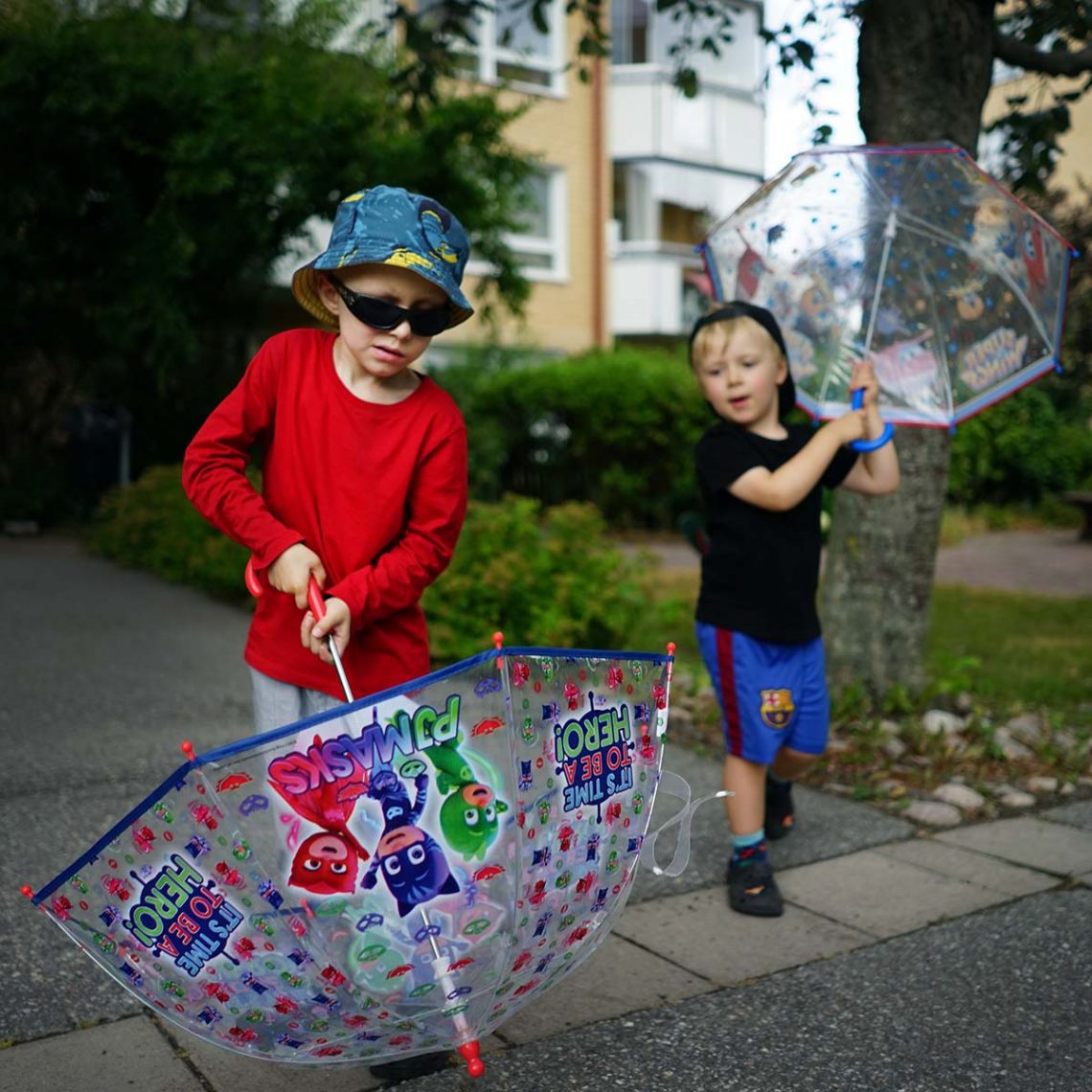 Elis och Folke med sina nya paraplyer