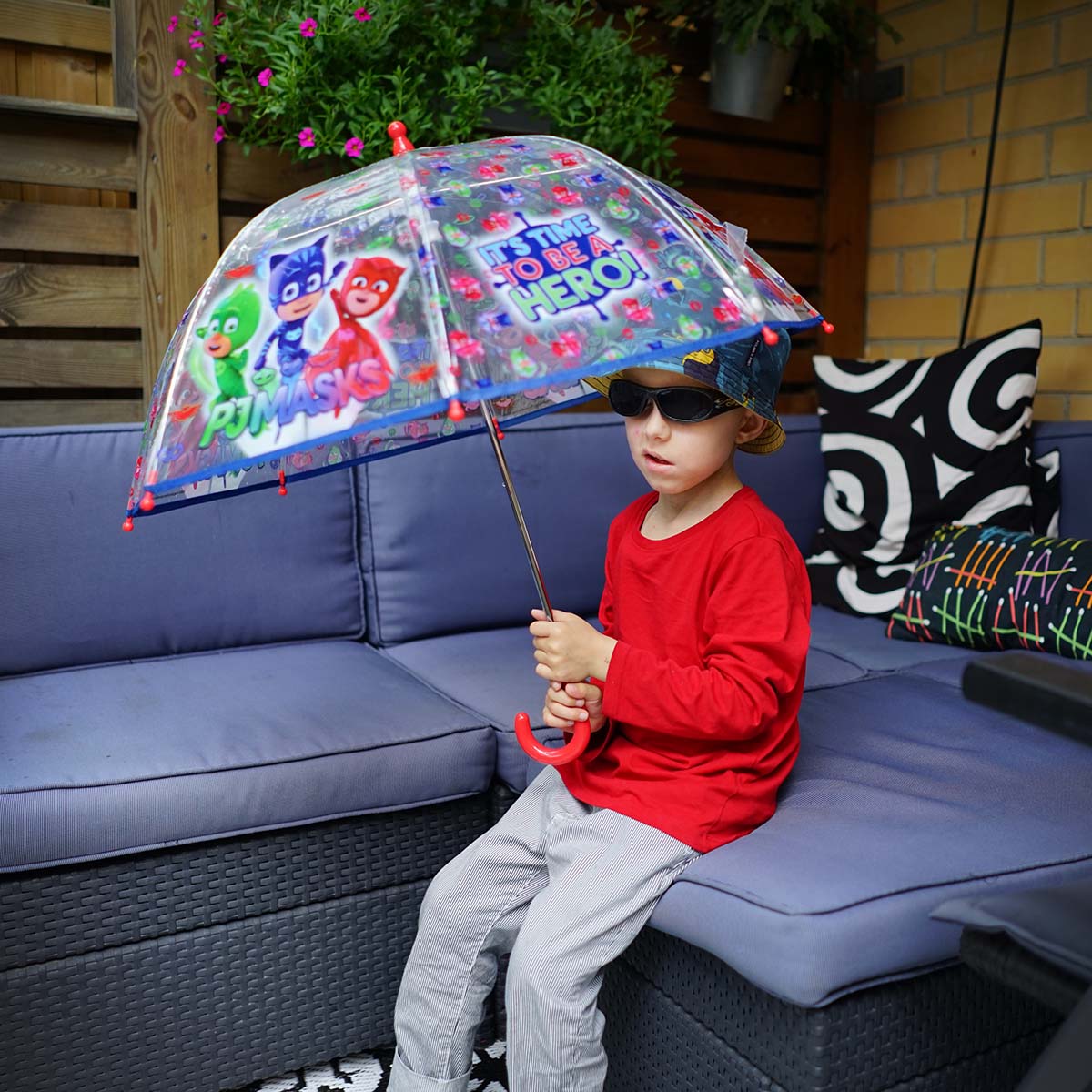 Elis med sitt nya Pyjamashjältarna-paraply