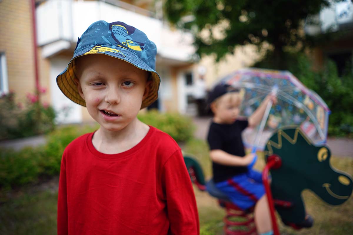 Elis ler medan Folke håller på med sitt nya Mästerflygarna-paraply