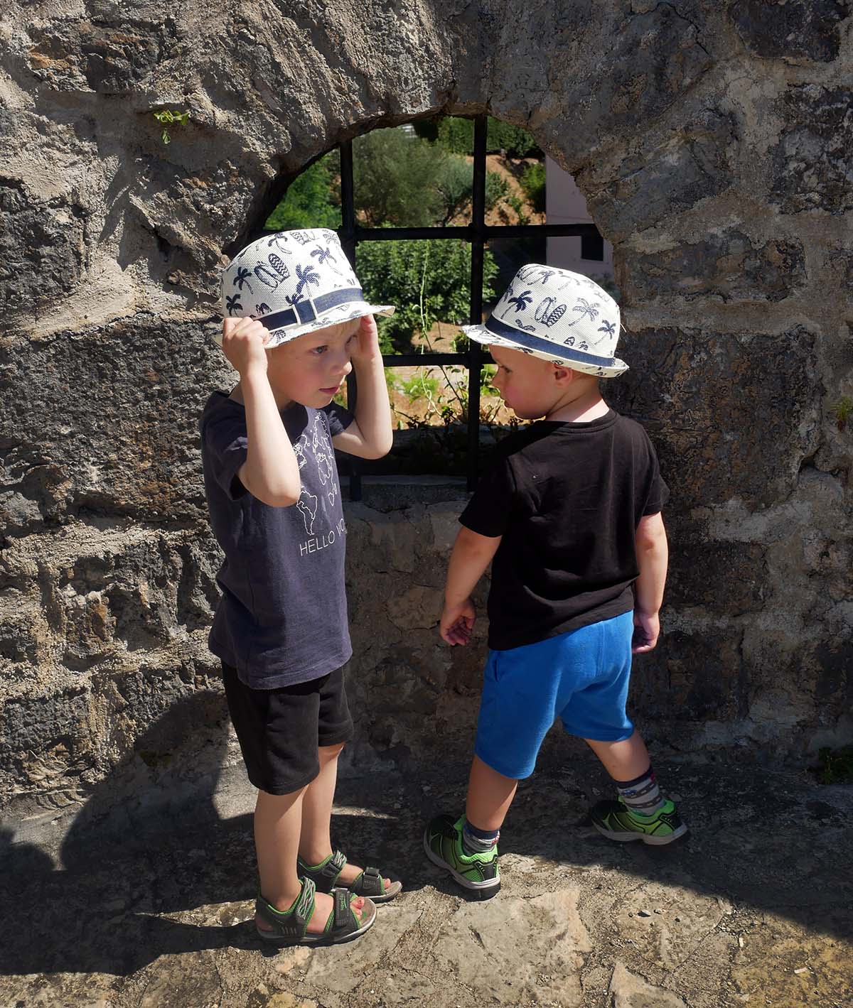 Elis och Folke i borgen Kanli Kula, Montenegro