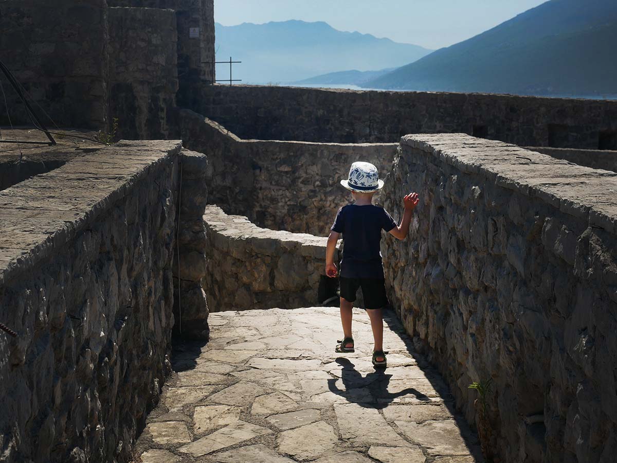 Elis med lite balansproblem i slottet Kanli Kula, Montenegro