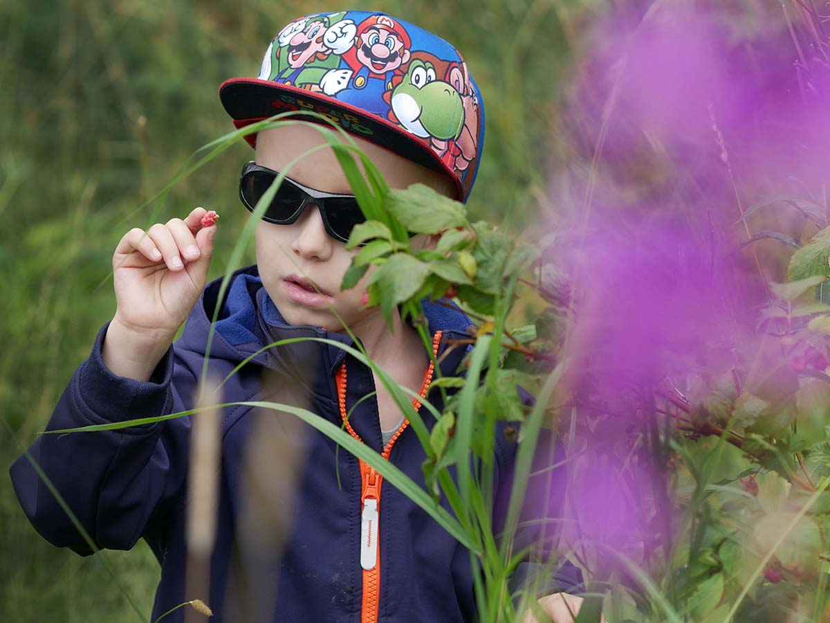 Elis med ett vildhallon i handen