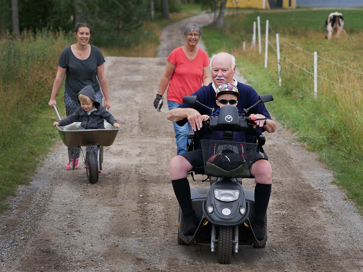 Morfar och Elis har precis kört om mamma och Folke i racet elscooter vs skottkärra