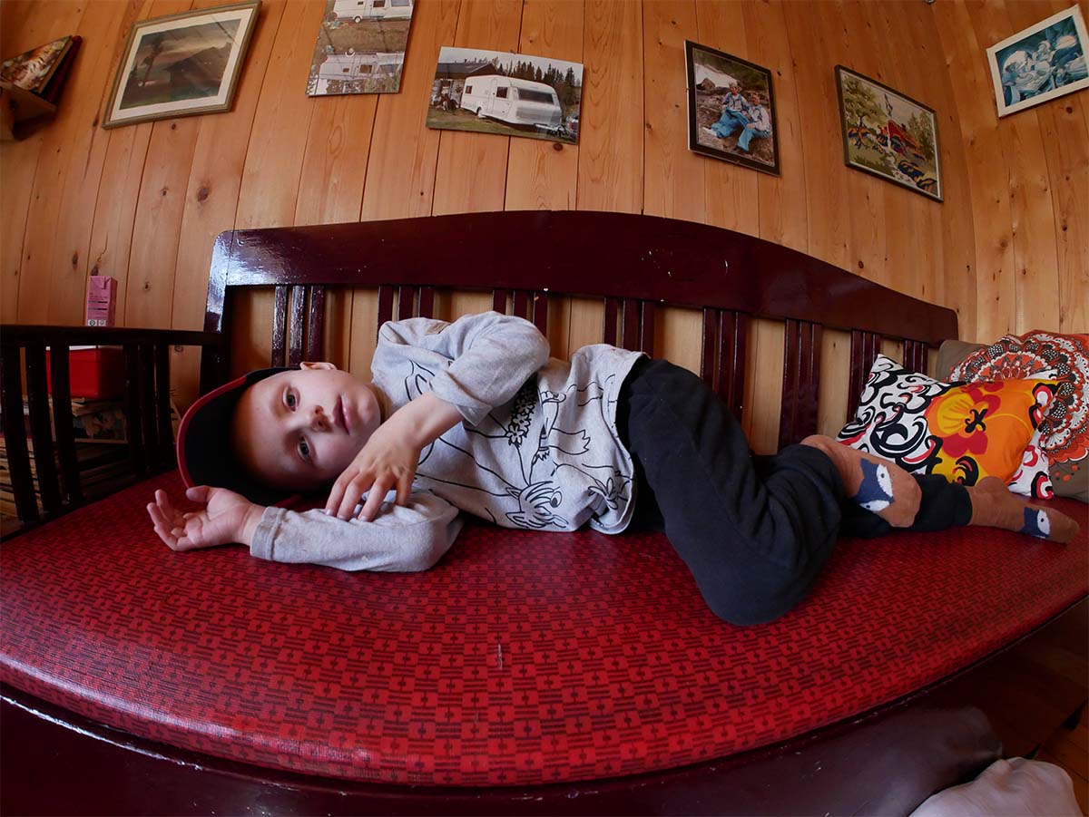 Elis vilar på soffan i stugan