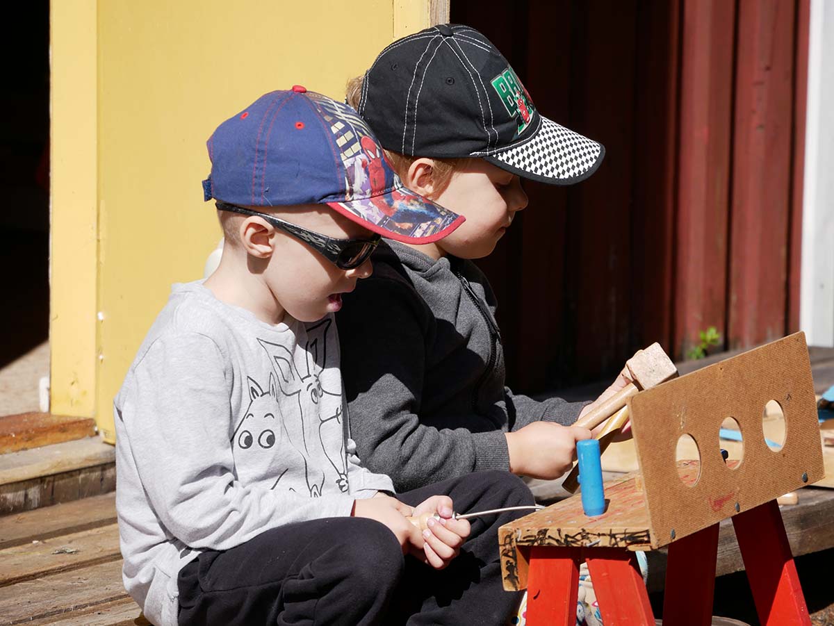 Elis och Folke leker med snickargrejor för barn