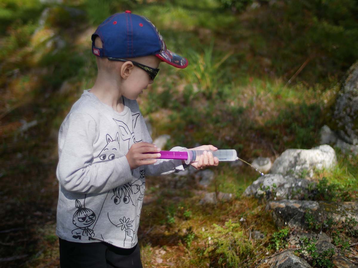 Elis leker med en gammal spruta från sondmatningen