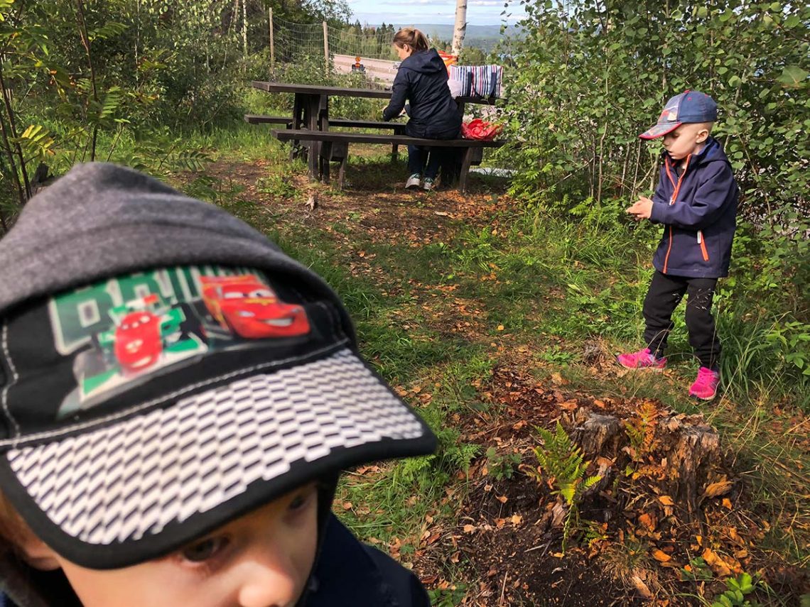 Folke, mamma och Elis på en rastplats utanför Sundsvall