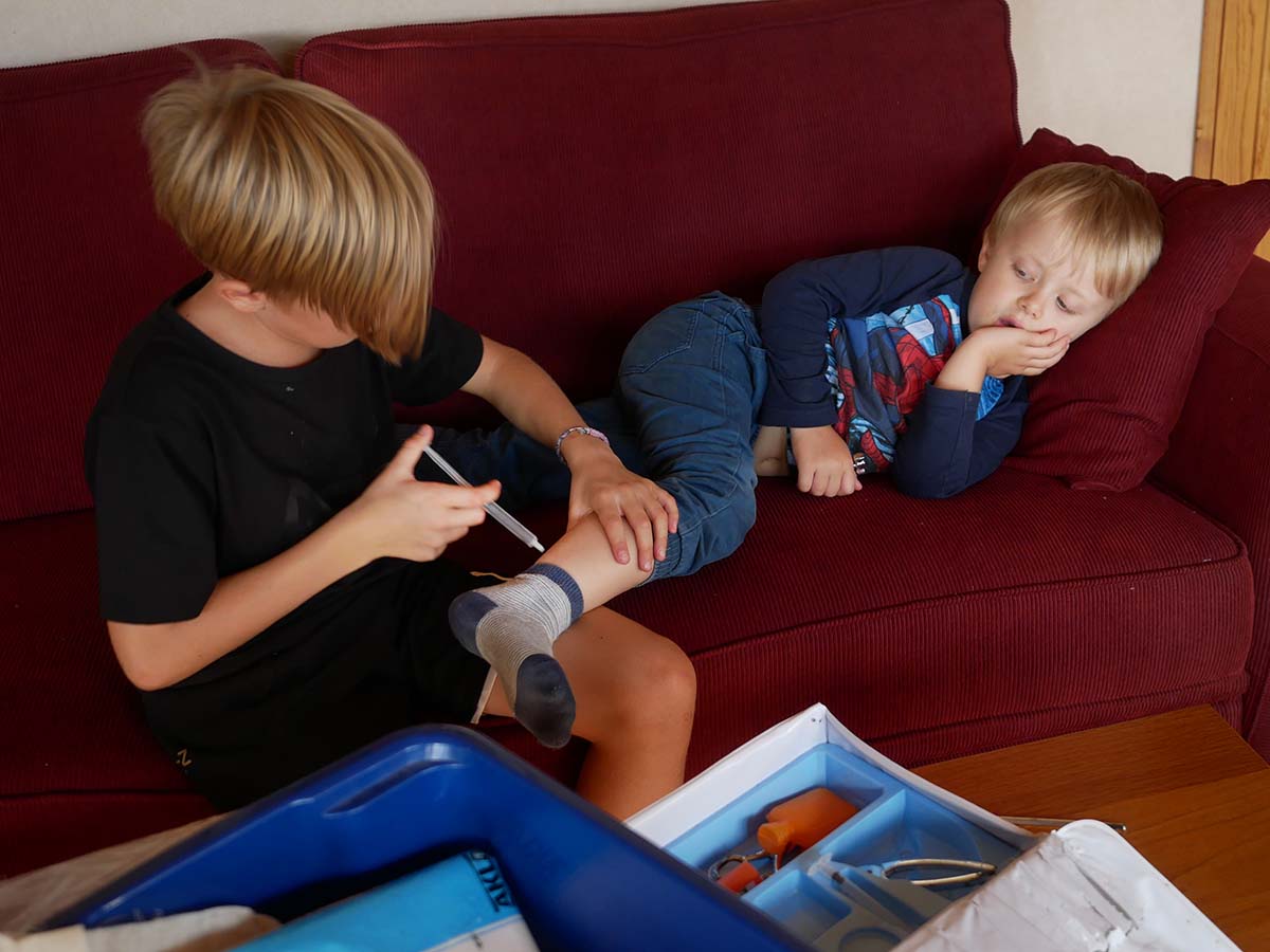 Bertil och Folke leker doktor och Folke får en spruta i benet