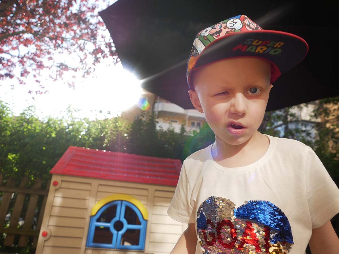 Elis på uteplatsen, kisande i solskenet