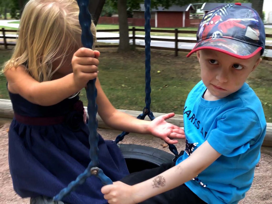 Elis gungar med sin älsklingstjej från förskolan, och hon inspekterar paljetterna på hans tröja