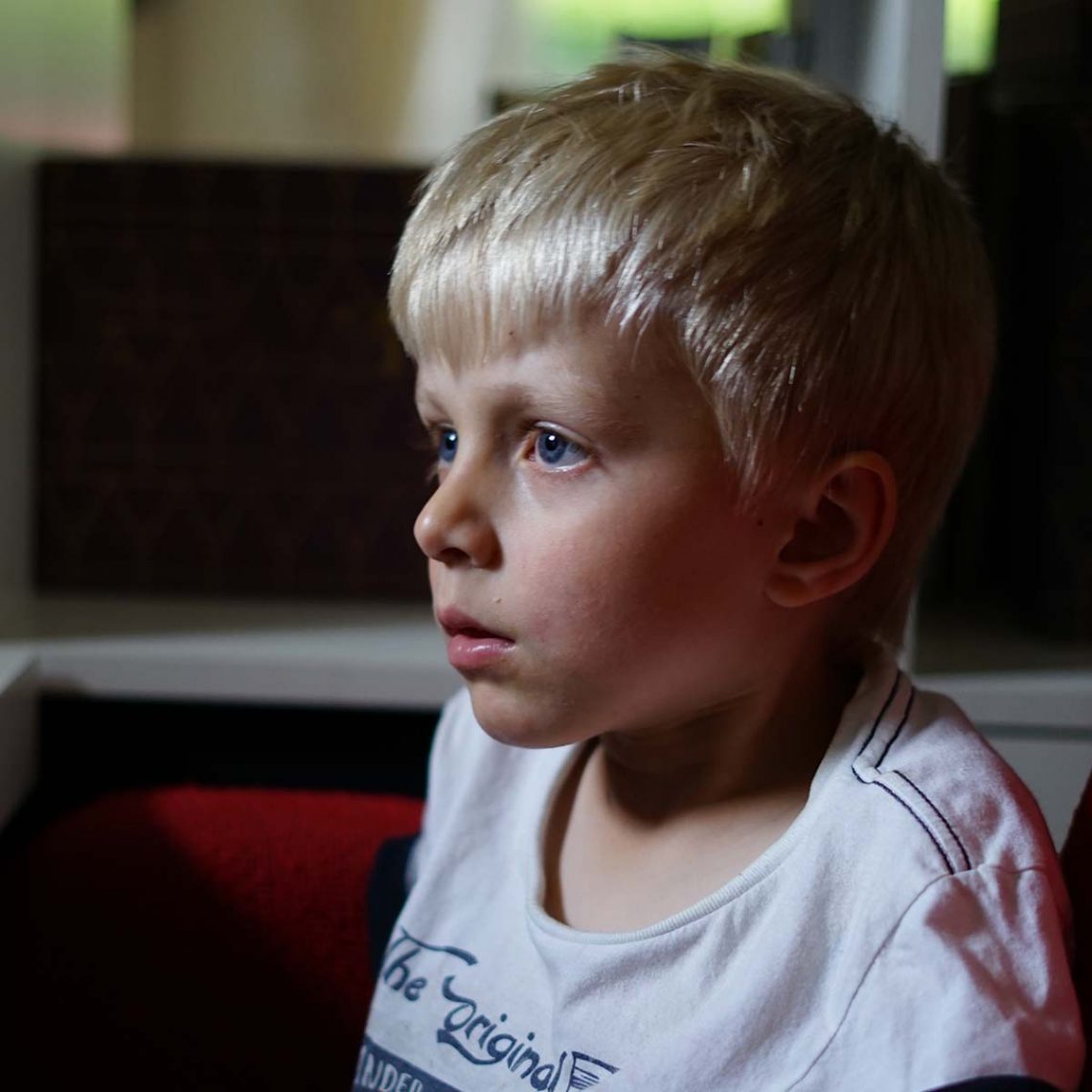 Elis framför datorn, drygt en månad innan han insjuknade