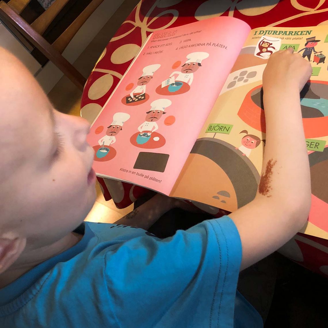 Elis med en övningsbok i läsning