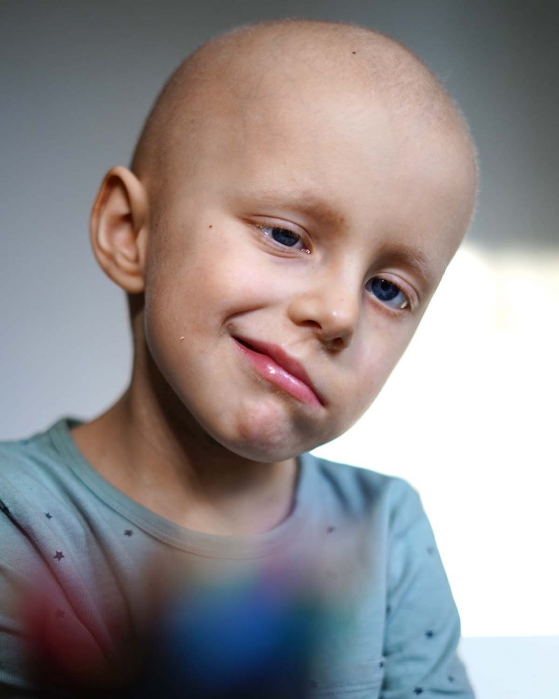 Elis, maj 2018, med ett snett leende