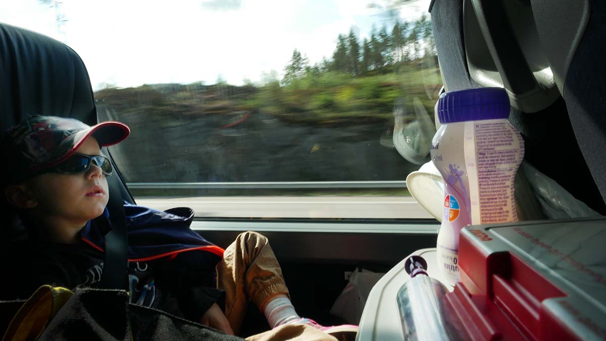 Elis i bussen på väg mot Astrid Lindgrens värld, med matningsgrejor framför sig