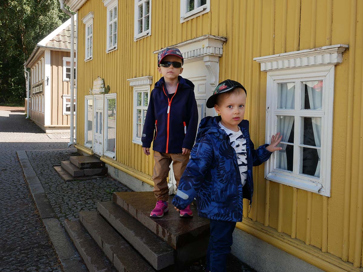 Elis och Folke utanför ett av de små husen på Astrid Lindgrens värld