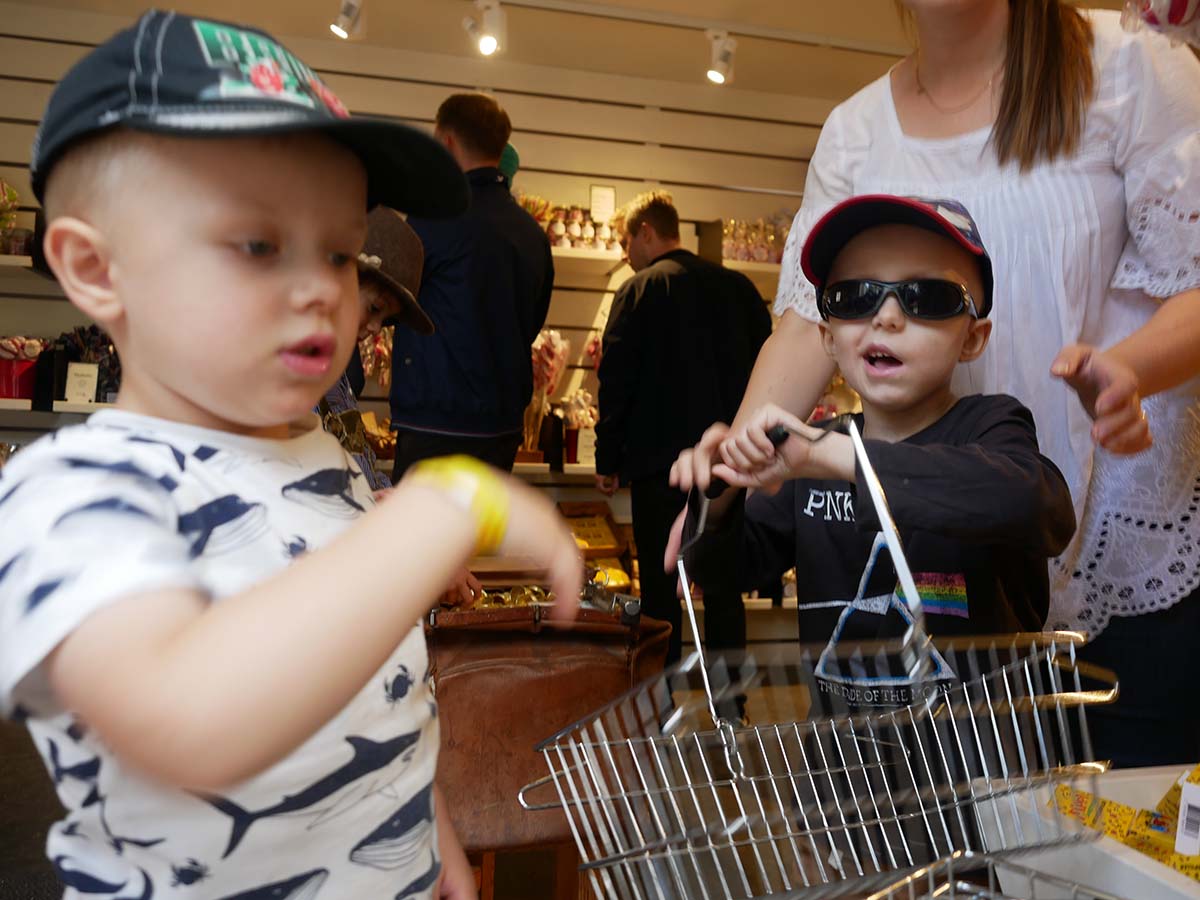 Folke och Elis i godisbutiken på Astrid Lindgrens värld