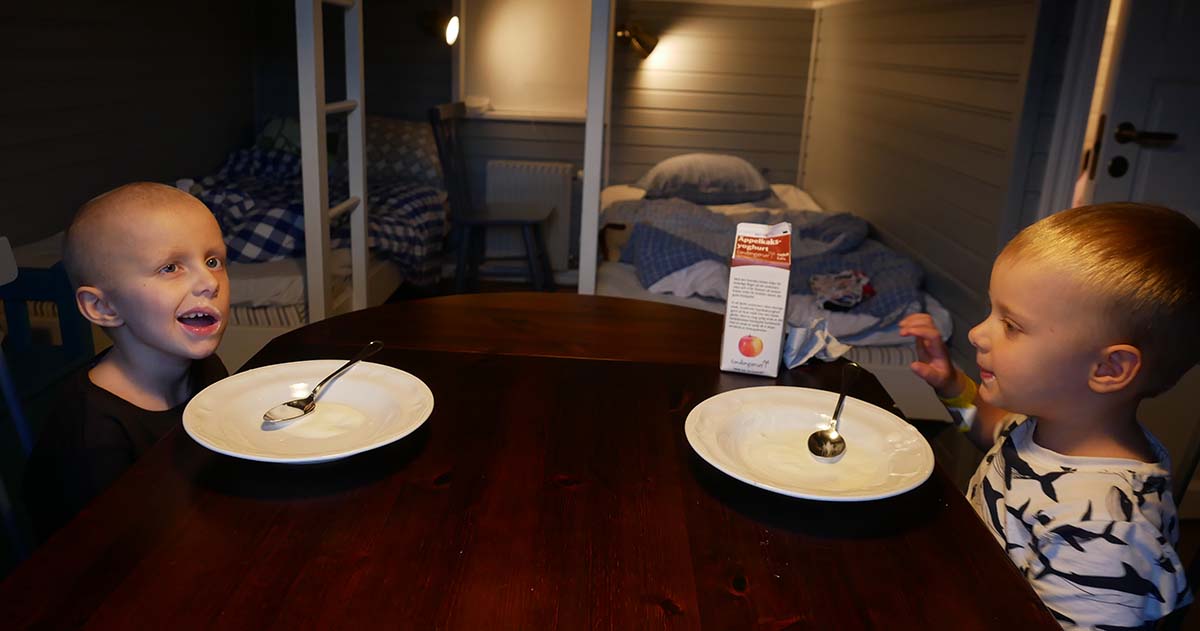 Elis och Folke äter smaskig yoghurt i stugan
