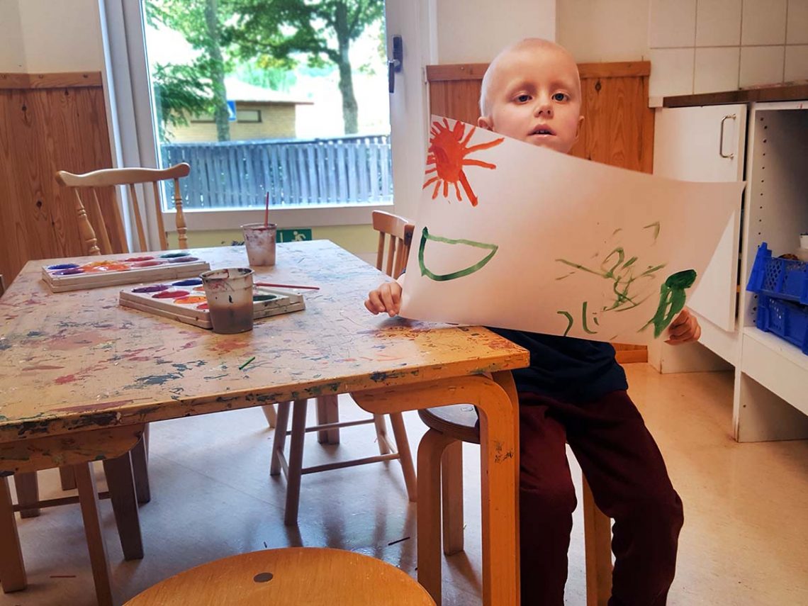 Elis håller upp en teckning han målat i förskolans ateljé