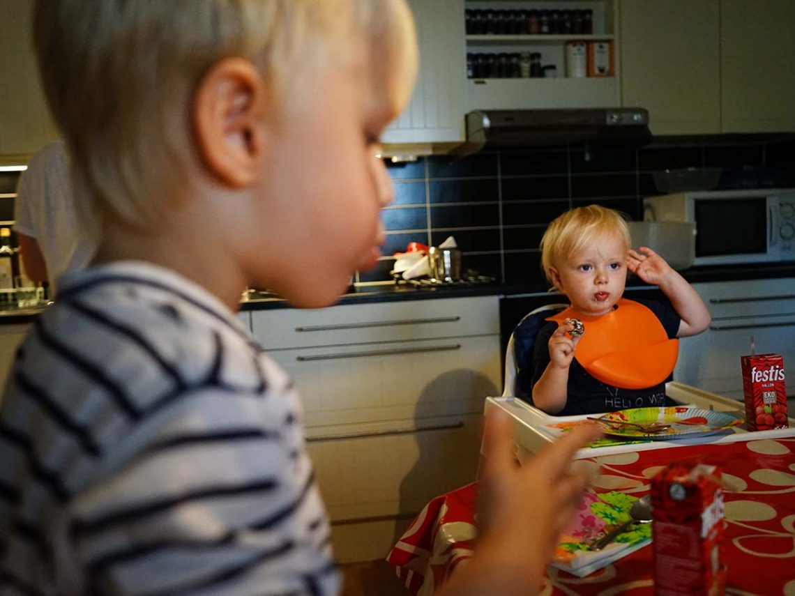 Elis och Folke äter chokladbollar på Folkes födelsedag
