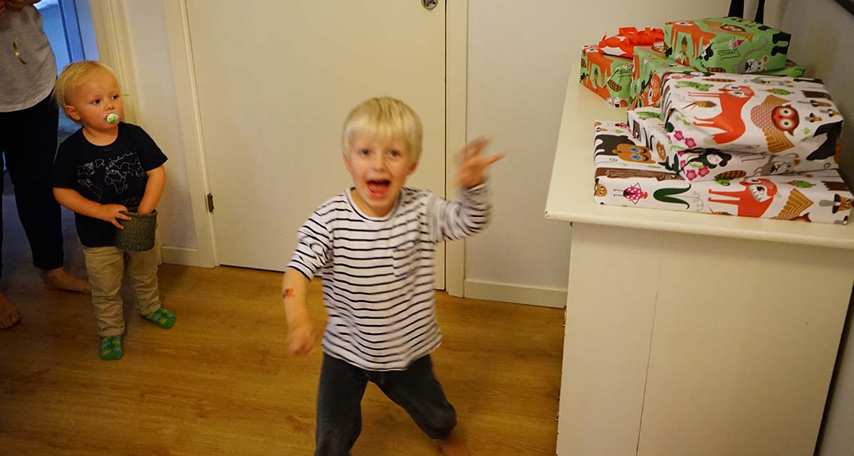 Folke och Elis vid presenterna på Folkes tvåårsdag