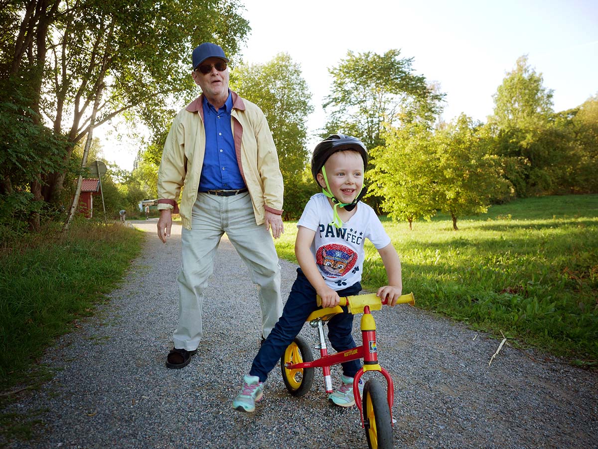 Folke i full fart på springcykeln med farfar bakom