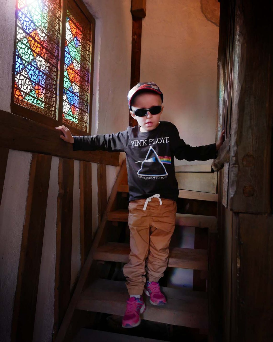 Elis i en trappa på Astrid Lindgrens Värld