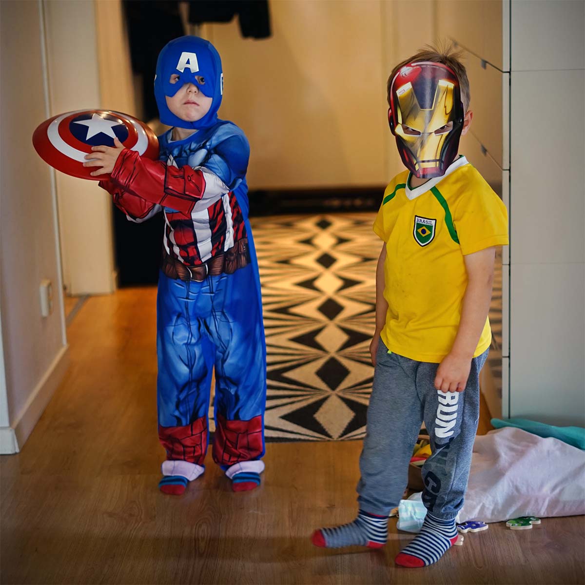 Elis utklädd till Captain America och Folke i Iron Man-mask