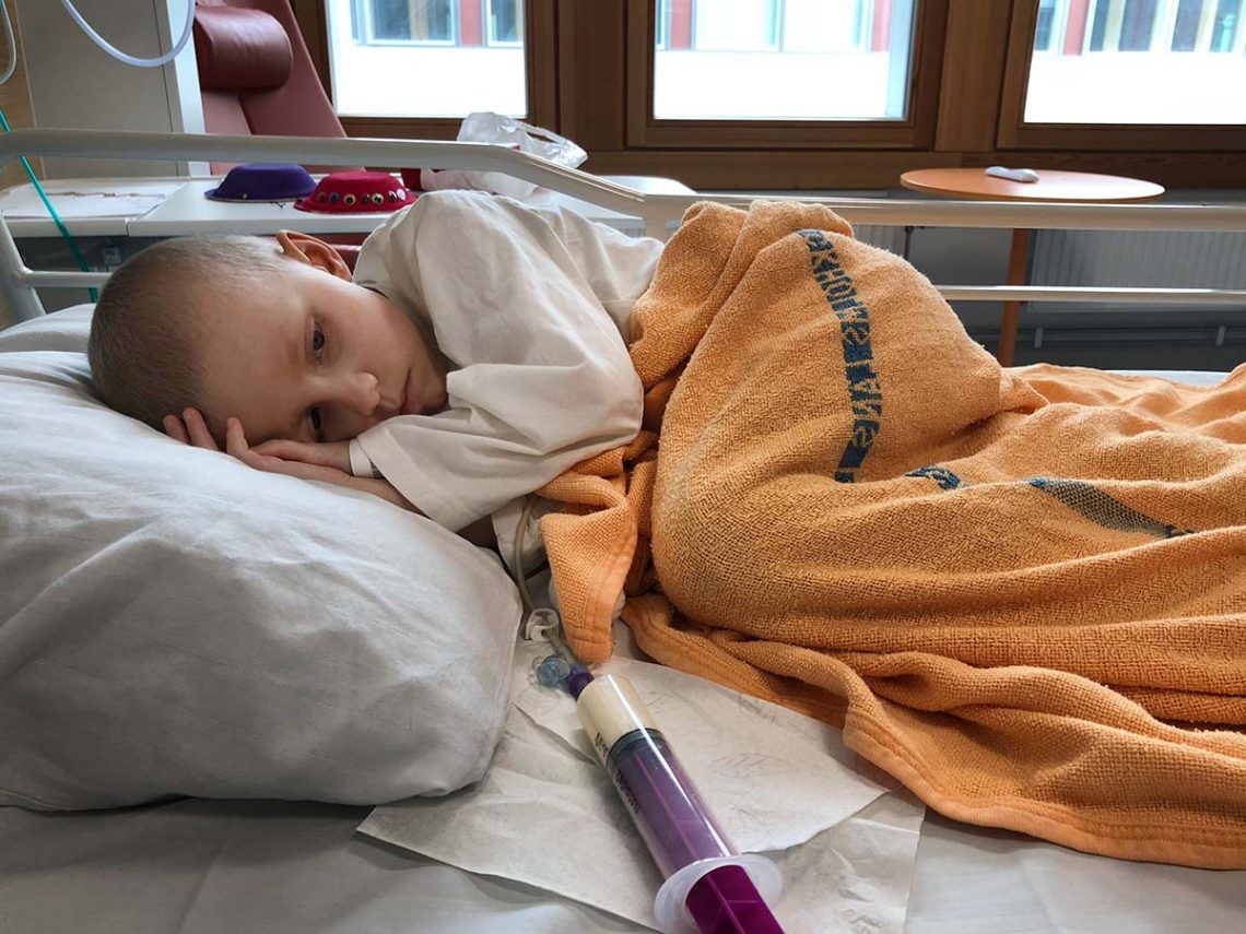 Elis får sondmat i sängen efter att ha varit sövd