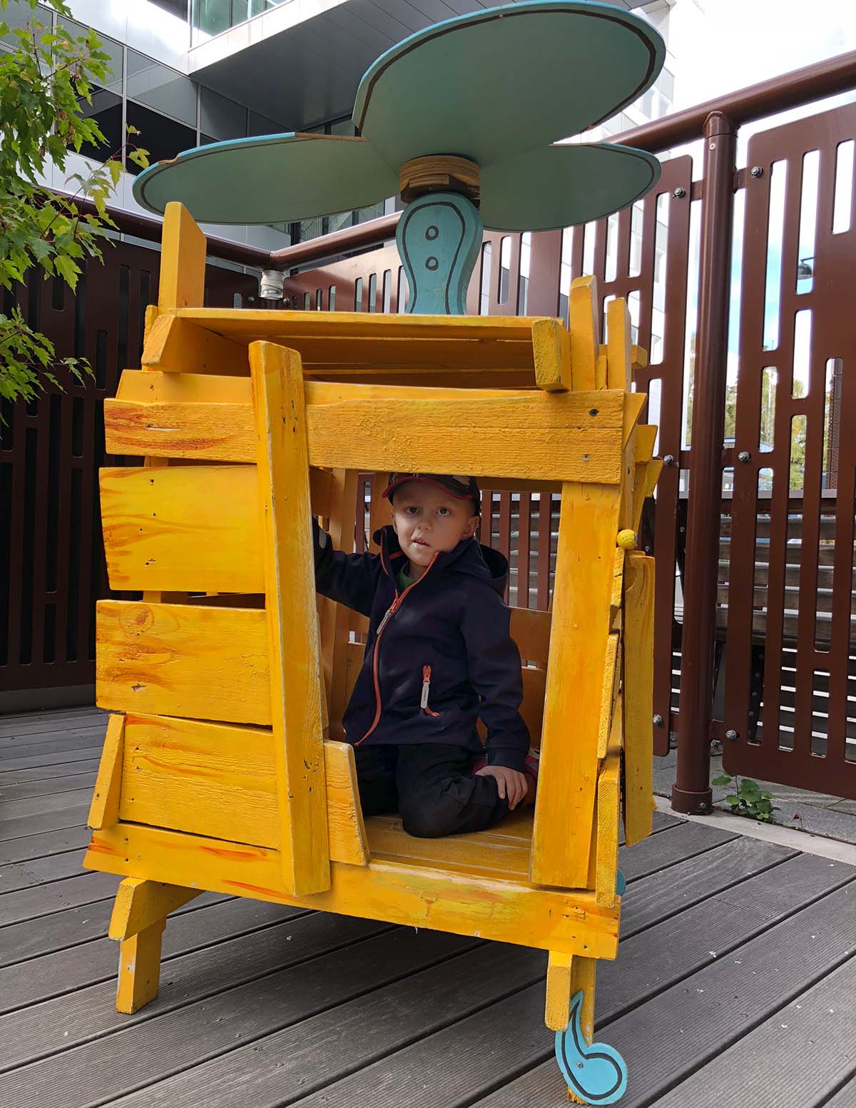 Elis i en Alfons Åberg-helikopter på lekterapins uteplats