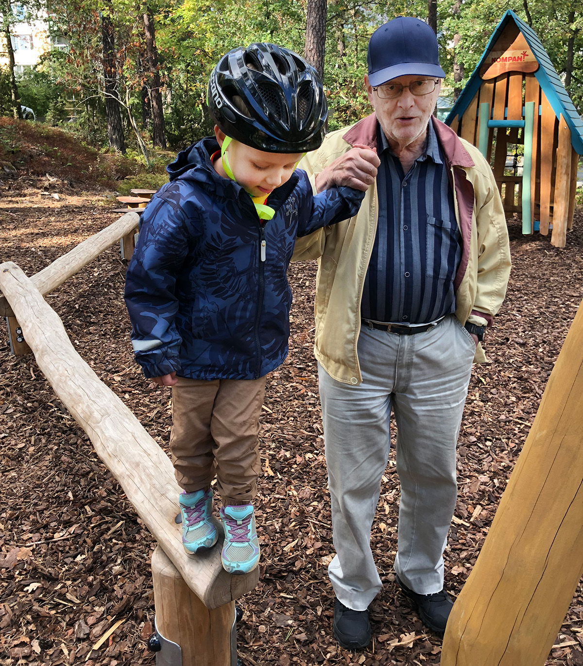 Farfar hjälper Folke på en lekplats
