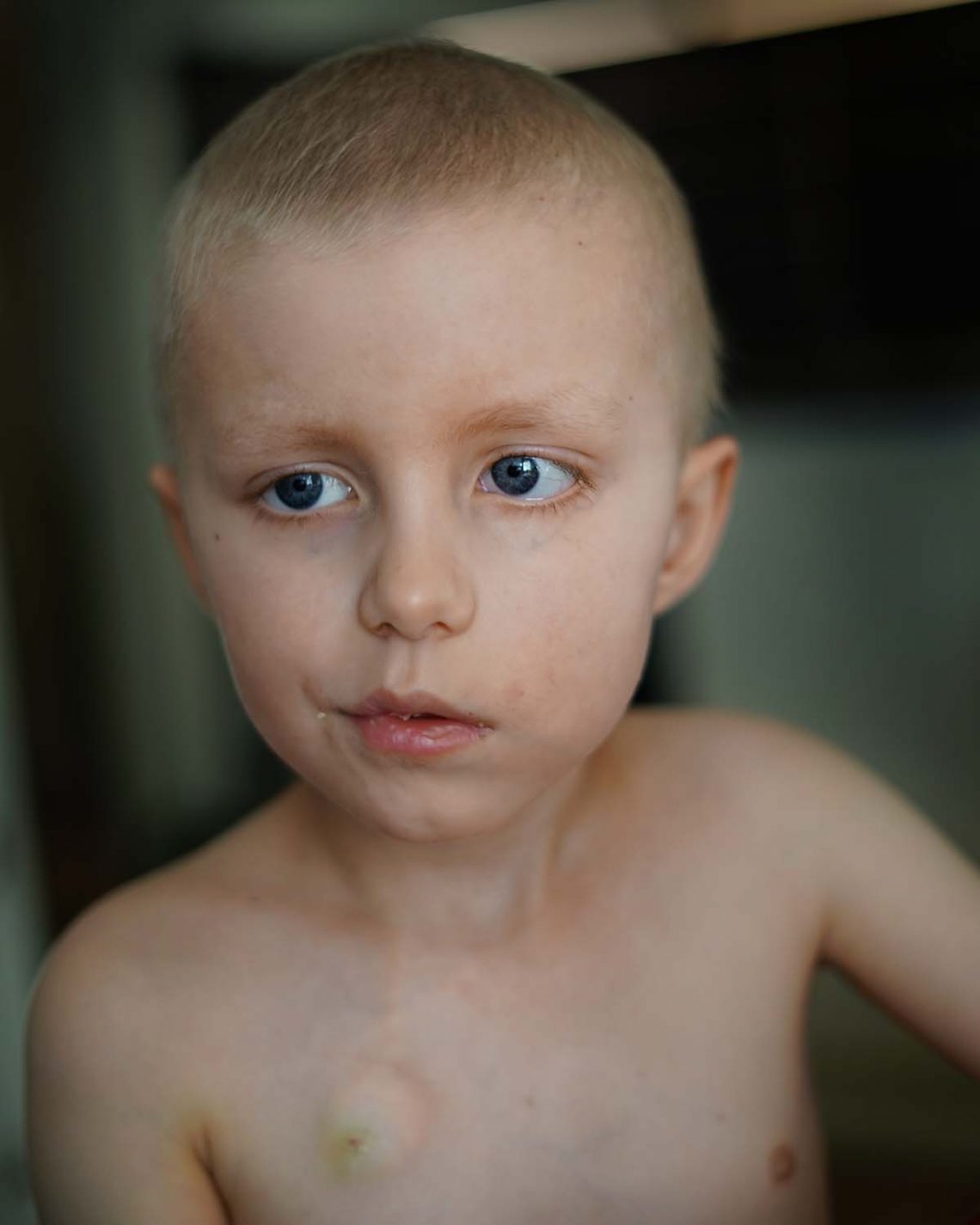 Elis vid köksbordet, lekandes med lera