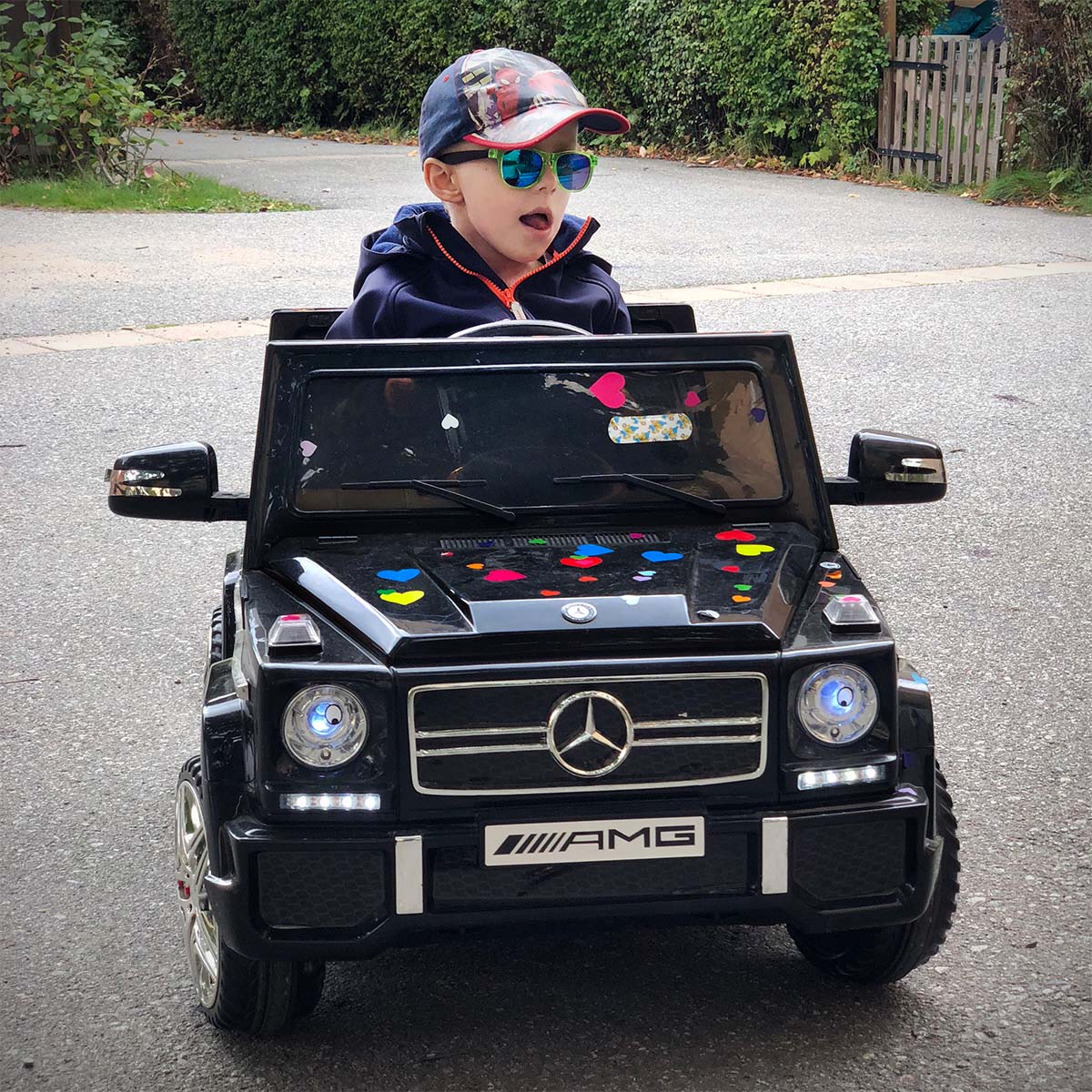 Elis i sin Mercedes, nu täckt med hjärtklistermärken