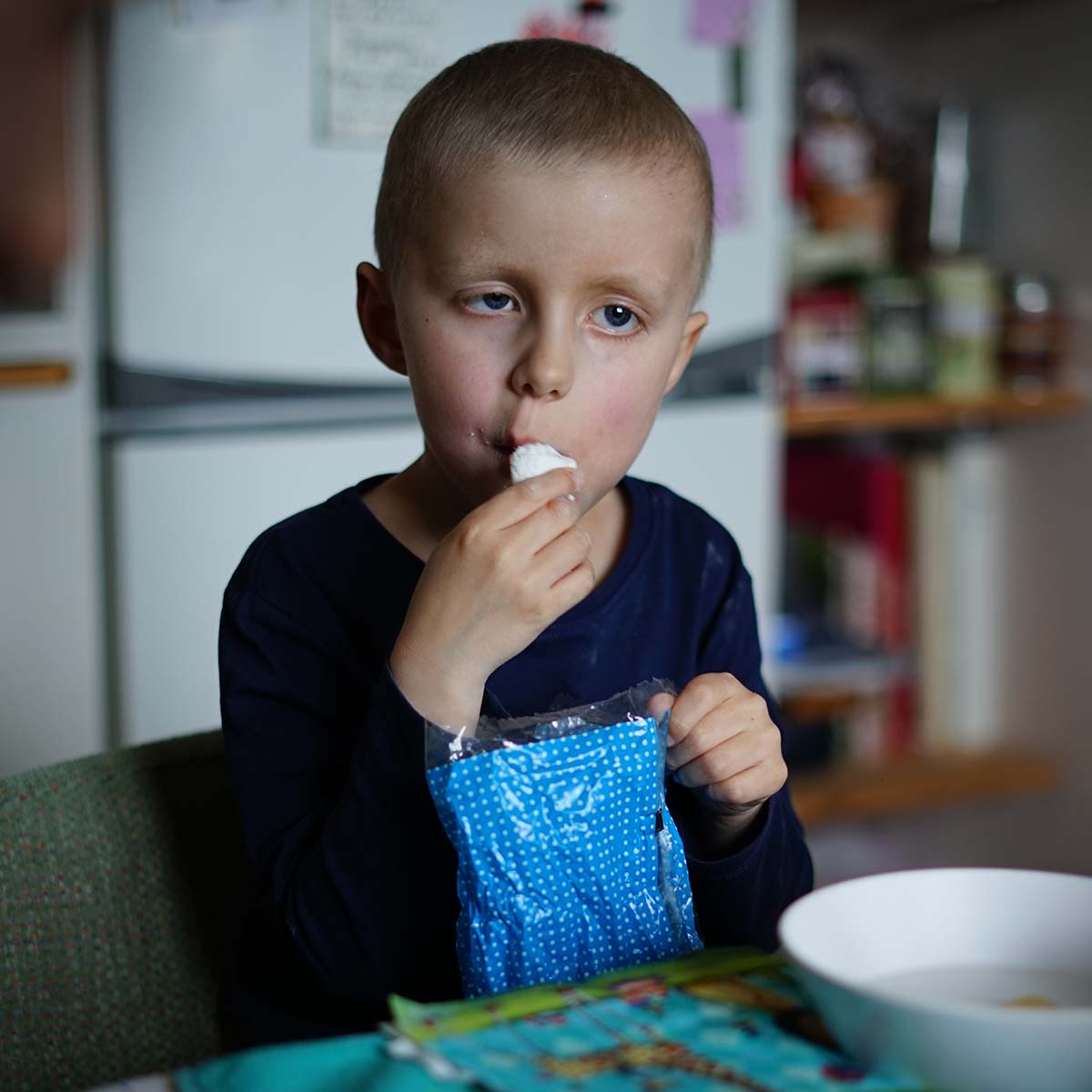 Elis äter maränger hos farmor