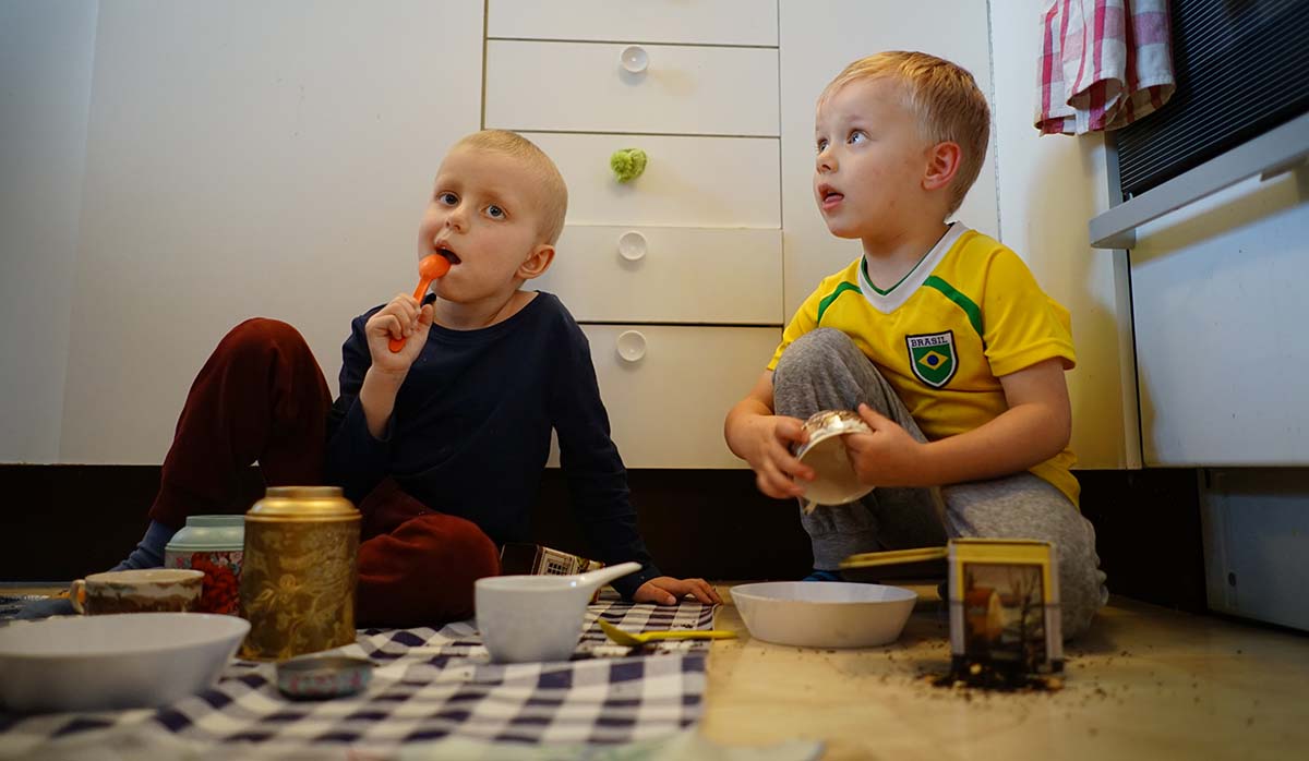 Elis och Folke leker med farmors teer på golvet