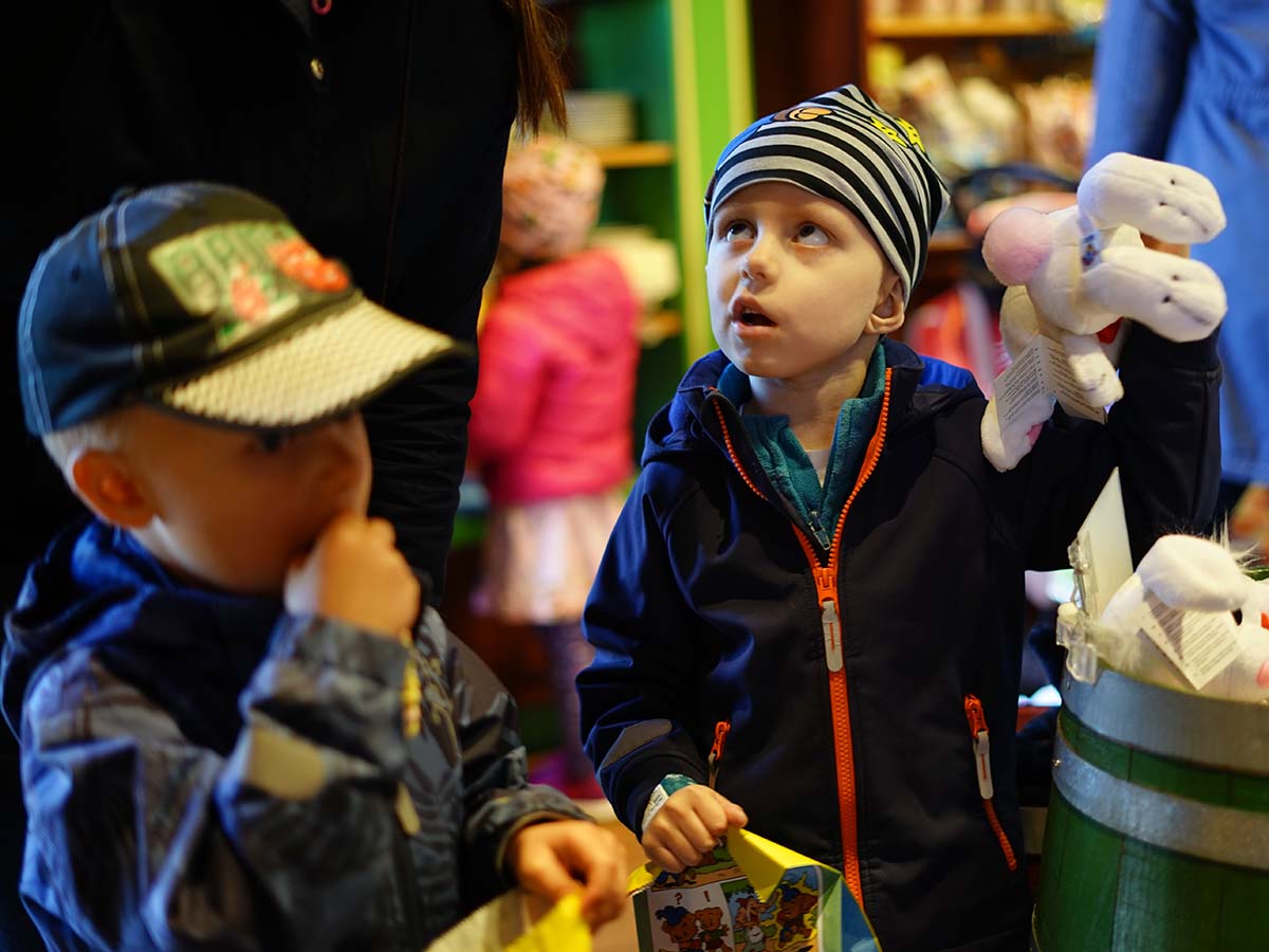 Folke och Elis köper lördagsgodis, och Elis tittar på en Lille Skutt-docka